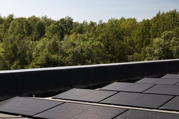 Solcellsinstallation på tak på tågstation