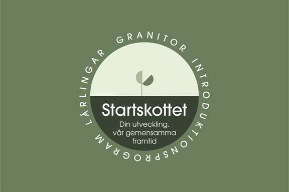 En illustration av ett grönt litet växtskott från en brun jord. I jorden står det 'Startskottet - din utveckling, vår gemensamma framtid.' Inramat som en cirkel står det: 'Granitor. Introduktionsprogram. Lärlingar.'
