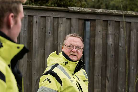 Mentorn Ulf går och samtalar med lärlingen Hugo.