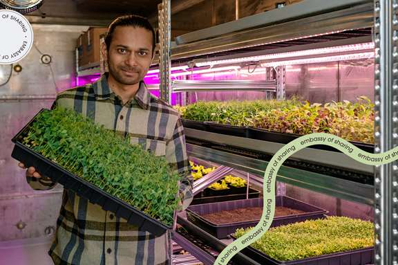 Sharing Naveen Kumar microgreens entreprenör på Embassy of Sharing